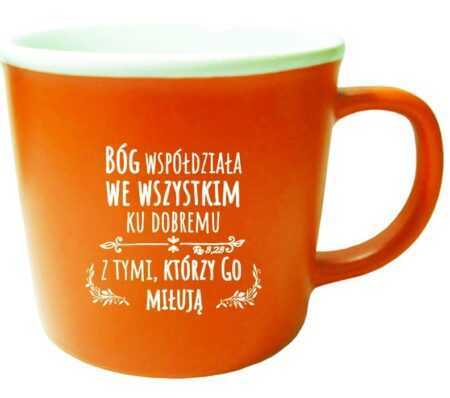 KUBEK matowy z tekstem: Bóg współdziała we wszystkim ku dobremu z tymi, którzy go miłują