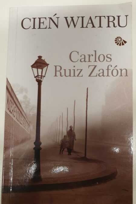 CIEŃ WIATRU  (Carlos Ruis Zafon)